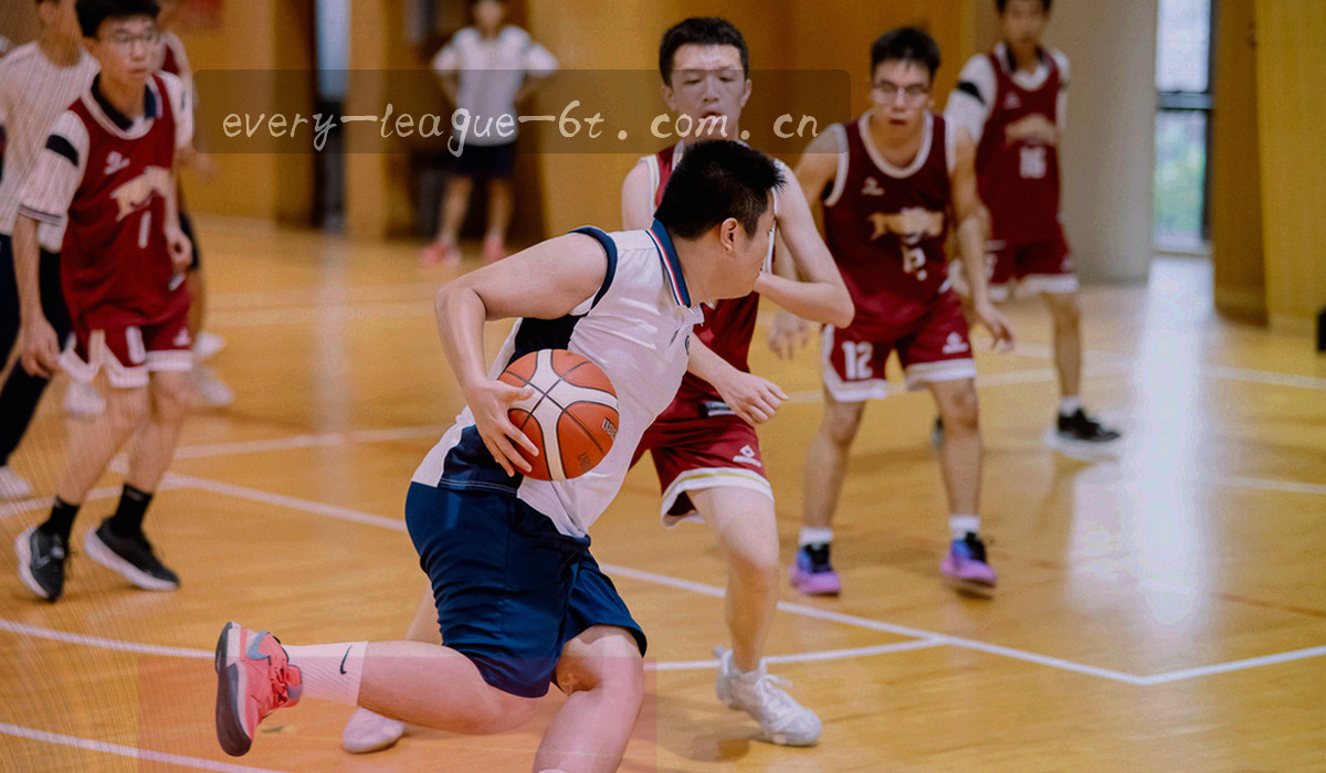 手机、平板与电视同屏显示同一场比赛的不同视图